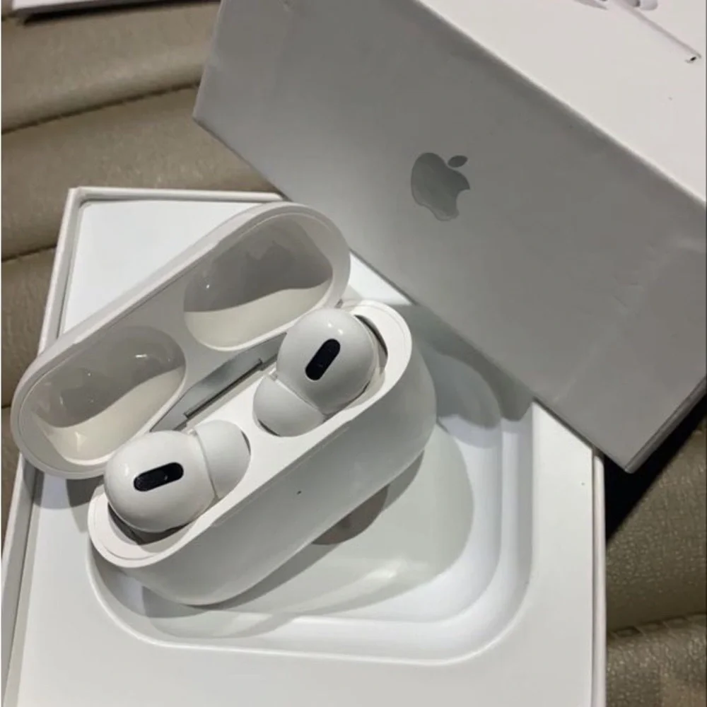 Apple White Wireless Earbuds with Charging Cable